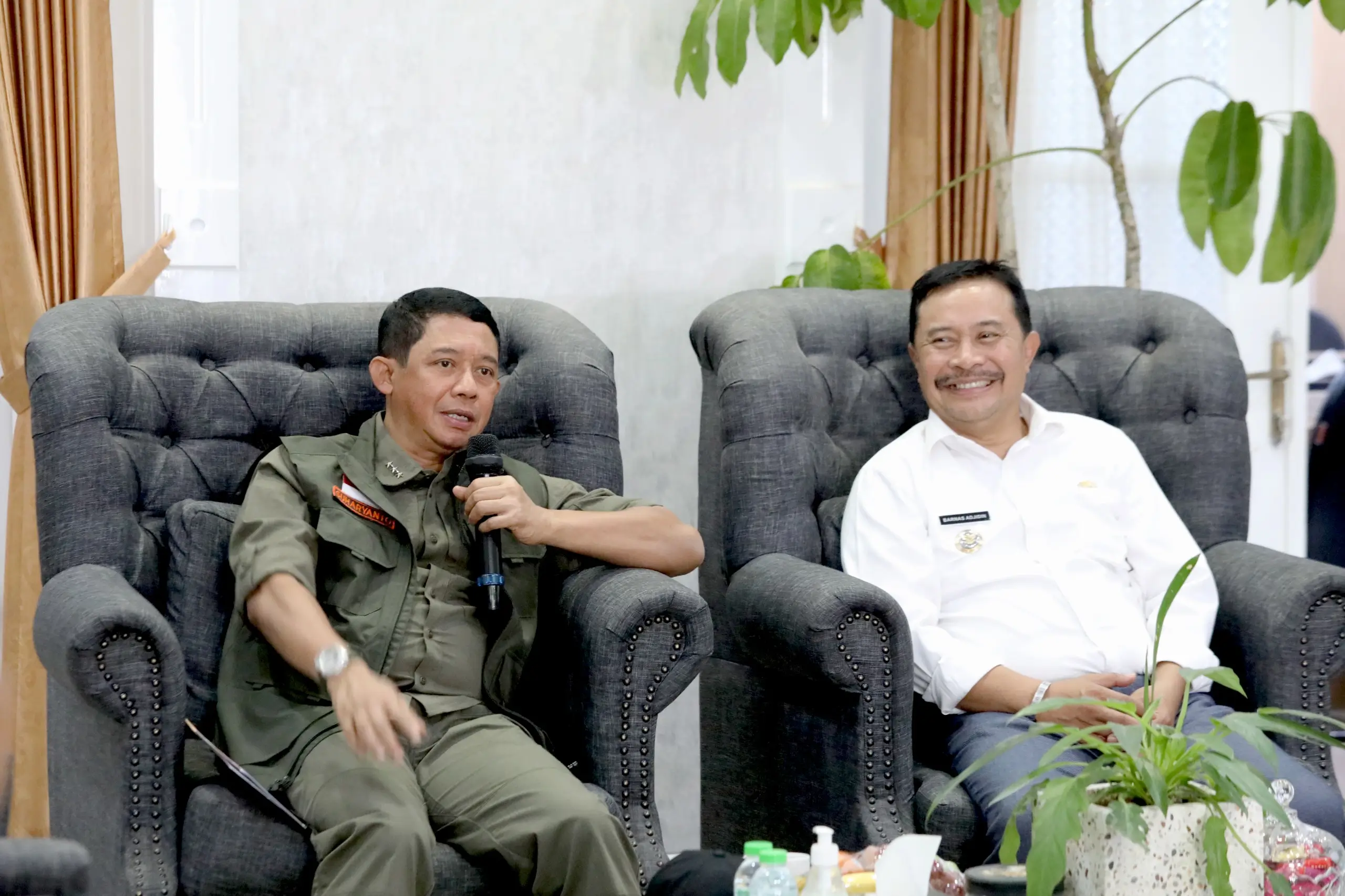 Kepala BNPB Letjen TNI Dr. Suharyanto S.Sos., M.M., saat memimpin rapat percepatan penanganan darurat pascagempa di Kabupaten Garut yang telah memasuki fase transisi ke pemulihan. Rapat koordinasi dilaksanakan di Pendopo Bupati Kabupaten Garut, Jawa Barat pada Rabu (30/10).